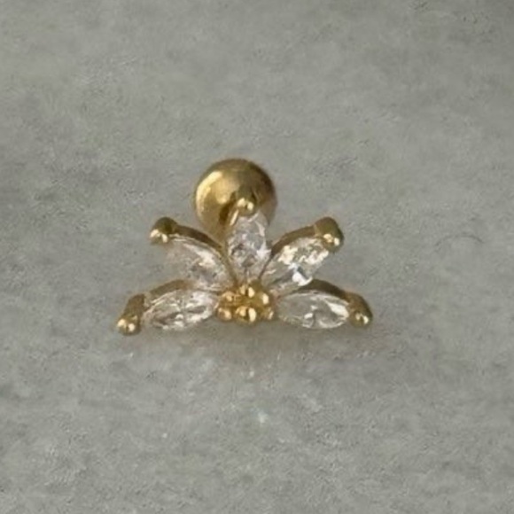 18k Gold Crystal Flower Carrilage Earring Brand New - Picture 2 of 3